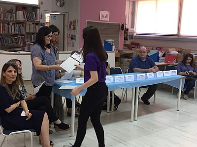 Letters of appreciation being awarded to Students in Ashkelon for writing articles on Wikipedia (May 2017)