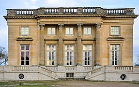 West facade overlooking the French Garden, decorated with columns.