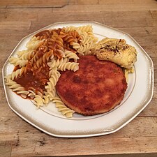 Jägerschnitzel aus Jagdwurst mit Tomatensauce und Spirellinudeln