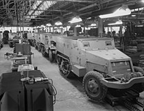 Tillverkning av M3 Half-track spaningsfordon i en konverterad kassaskåpsfabrik i Ohio i USA under andra världskriget.