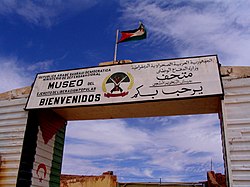 An arch welcoming visitors in Arabic and Spanish to the museum