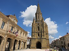 Ang Simbahan ug Town Hall sa Bounogne-Sur-Gesse