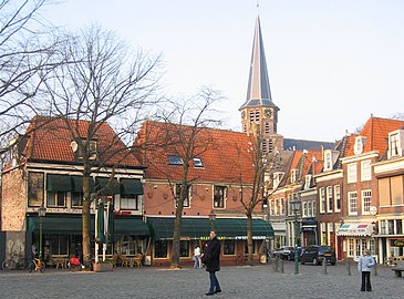 De Roode Steen, op de achtergrond de Grote Kerk