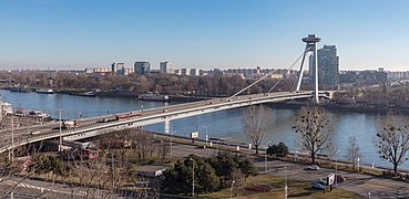 Puente de la Insurrección Nacional Eslovaca (1967-1972), con unamirador y un restaurante sobre la única pilona