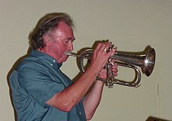 Le trompettiste Maurice Murphy, jouant du bugle, en 2002.