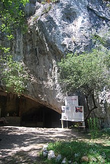 Entrée de la grotte de la Vache.jpg