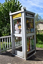 Ancienne cabine téléphonique recyclée en boîte à livres.