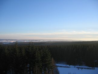 Blick vom Weißen Stein im Zitterwald südwärts zur Schneifel mit Türmen von Prüm Air Station und Sender Schnee-Eifel