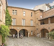 Hôtel Dumay: courtyard.