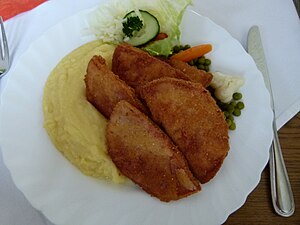 Panierte Jagdwurst mit Kartoffelbrei und Mischgemüse