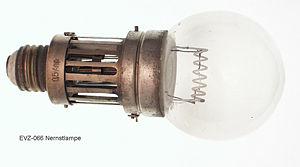 Lampu Nernst, model B, DC 0,5 ampere, 95 volt. Dengan izin dari Landesmuseum für Technik und Arbeit Mannheim, Jerman, (Ind: Museum Negara Teknologi dan Buruh)