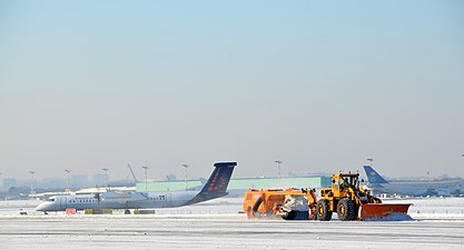 Operacije čišćenja snijega na aerodromu uključuju grtanje i četkanje