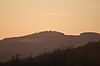 Blick vom Hochthürmerberg zum Michelsberg mit Michaelskapelle im Sonnenuntergang