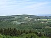 Blick vom Aussichtsturm auf dem Hochsimmer zum Gänsehals mit Sendeturm- und Aussichtsturm