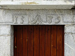 Linteau de porte daté de 1589 dans le village.