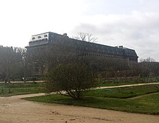 Bâtie en 1935, à l'époque de la classification botanique classique, la galerie de Botanique du Muséum de Paris avait initialement deux portails et escaliers monumentaux : « Cryptogamie » à l'Est (aile la plus proche) et « Phanérogamie » à l'Ouest[5].