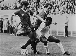 Cunningham az 1981-es BEK-döntőn a Real Madrid színeiben. Mögötte Graeme Souness és Phil Neal.