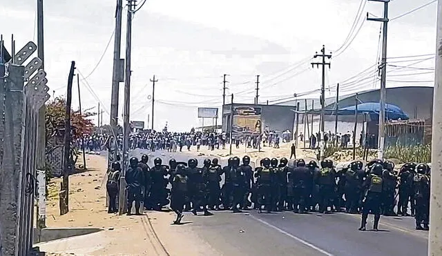 En riesgo. En Ica, los manifestantes por momentos esperaron a las fuerzas del orden. Hubo varios policías heridos, uno de ellos de suma gravedad. Foto: difusión