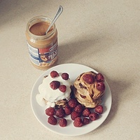 Delicious  pancakes with homemade peanut butter, yogurt and raspberries #breakfast #healthy #healthyeating #healthybreakfast #good #food #summer #instadaily #instafood #instagood #healthyfood #healthyfoodporn #sun #love #eating #peanutbutter #peanuts #ras