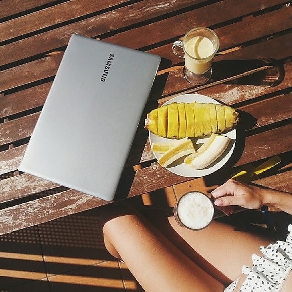 Moje stanowisko pracy na dzisiejsze przedpołudnie :) #productplacement #samsung #zdalnypulpit #słońceipraca #lovemyjob #opalędupsko #coffeaddict #mlekosojowe #śniadanko #foodporn  #workporn #workspace