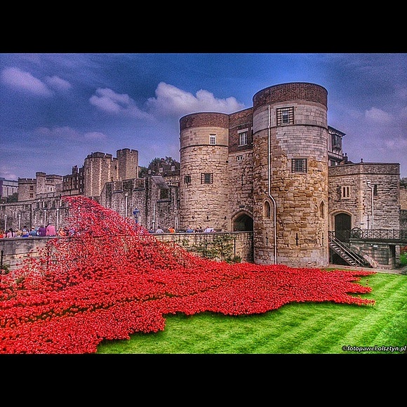 London #london #towerhill #londontower #tower #londyn #city #miasto  #follow #followme #instadaily #instamood #photooftheday #goodtime #liking #cool #igersolsztyn #fotopawelolsztyn #igers #olsztyn #polska #poland #architecture #bus #autobus #londonbus #ol