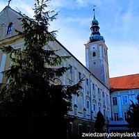 OLEŚNICA MAŁA - Klasztor Templariuszy i pałac rodziny von Wartenburg - Dziedziniec.  (GPS - 50.8436 / 17.2732.)