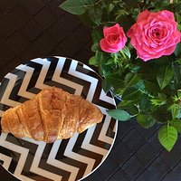 Niedzielny #poranek #croissant #śniadanie #kwiaty #róże #morning #startingtheday #sunday #roses #flowers