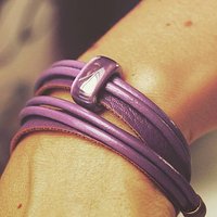 Bransoletka podwójnie opłacająca nadgarstek z przekładką ceramiczną. #handmade #doublewrap #leather #purple #love #giftidea #etsy #bracelet.