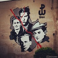 Mural przedstawiający bohaterów książki "Kamienie na szaniec" na ścianie kamienicy na warszawskiej Pradze.  #kamienienaszaniec #polskawalczaca #praga #mural.