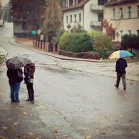 Jesień 
#reszel #reszellove #warmia #warmia_fotograficznie #kochamy_warmie #poland #Polska #ludzie #ulica #parasol