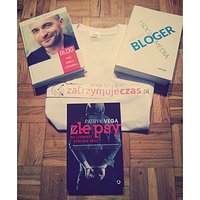 Będę miał co czytać w roku 2016, koszulka z logiem bloga też super - dzięki Święty Mikołaju. :) @jasonhunt.media #jasonhunt #patrykvega #zlepsy #złepsypociemnejstroniemocy #swieta #prezenty #choinka #polishblogger #bloger #zatrzymujeczas #mikolaj #ksiazki