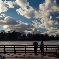 Olsztyńskie jezioro z kładką, murale, miasto w fotografii czarno-białej