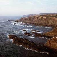 Portugalskie klify z analoga na Fuji Provia 400X