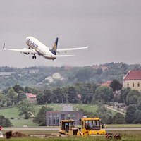 Boeing 737-8AS EI-ENT in Kraków-Balice