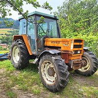 Renault 651.4 S tractor.