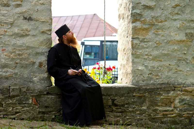 Din scrisorile duhovnicesti ale Sfantului Ignatie Briancianinov: PACEA DUHULUI SFANT si “LUCRAREA SANGELUI” NOSTRU: <i>“Mai bine sa fii socotit nestiutor din pricina neputintei mintii tale de a se sfadi decat intelept din pricina nerusinarii tale. SARACESTE PENTRU SMERENIE, NU FI BOGAT PENTRU OBRAZNICIE!”</i>