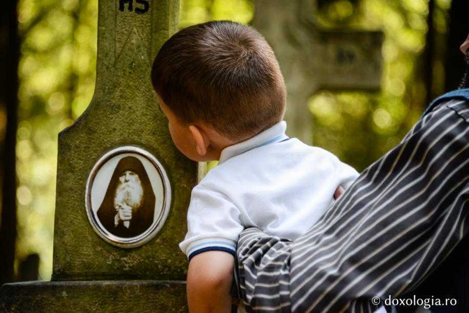 <i>“Bine ai venit, draga tatii!”</i> – PARINTELE PAISIE, OLARUL CEL SMERIT CU INIMA DE MAMA, in amintirea calda a unei apropiate fiice duhovnicesti, monahie careia i-a pansat suferintele si pe care a invatat-o slujirea intru indelunga-rabdare