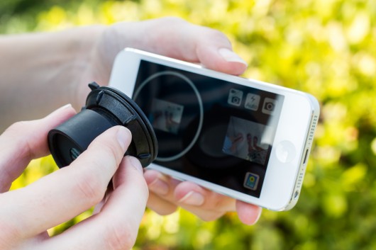 A detachable daylight viewfinder which lets you take photo with a smartphone in bright sunlights