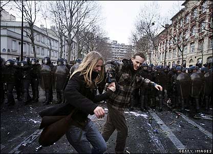 Couple dances in front of riot police in Paris