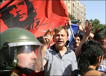 Chileans celebrate the death of Gen Pinochet in Santiago