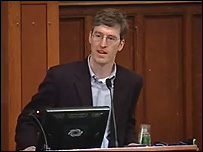 Steven Levitt, coautor del libro "Freakonomics" y profesor de la Universidad de Chicago, en un video del canal universitario. 