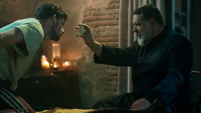 Cena do filme Exorcista do Papa, com Russell Crowe