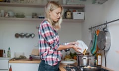 Young woman cooking at home<br>GettyImages-527917502