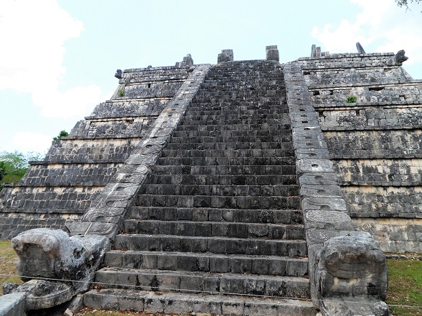 Castillo_Stairway_Chichen_Itza