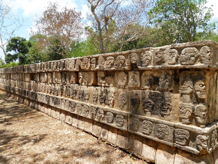 Wall_of_Skulls_Chichen_Itza