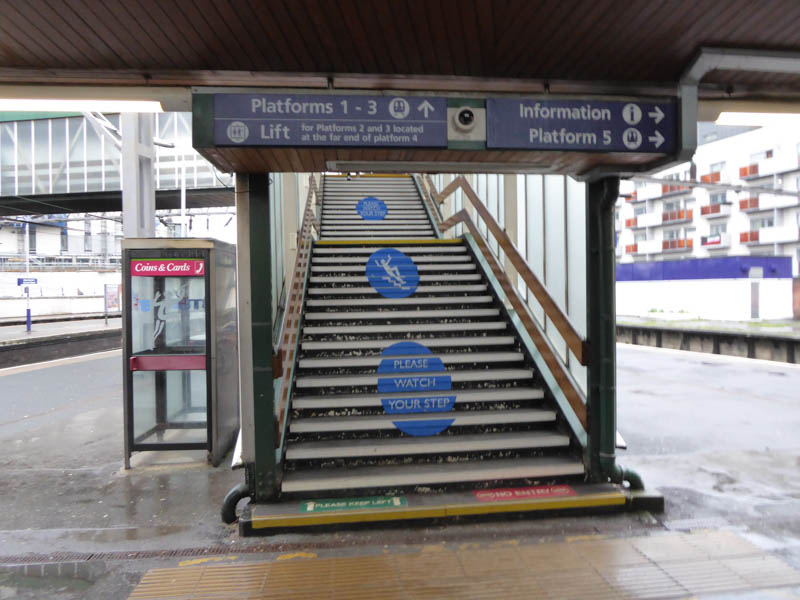 The entrance to the footbridge from the concourse